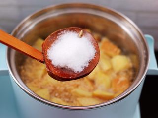 11、百合酒酿苹果核桃羹,大火继续炖煮3分钟左右，加入白砂糖，也可以放冰糖。