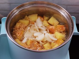 12、百合酒酿苹果核桃羹,待白糖融化后倒入百合。