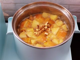 14、百合酒酿苹果核桃羹,大火烧开后即可关火，锅上面撒上炒香的核桃即可。