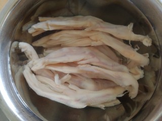 1、卤鸭掌,鸭掌冷水洗净。