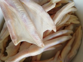 2、卤鸭掌,剪去指甲。