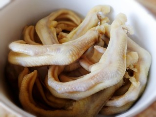 5、卤鸭掌,捞出。