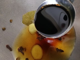 8、卤鸭掌,两大勺生抽。