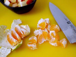 3、一碗汤+苹果百合酒酿蛋花羹,桔子扒出肉来用刀一切两半