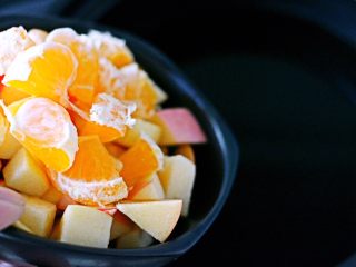 5、一碗汤+苹果百合酒酿蛋花羹,砂锅里倒入适量的清水加入切好的苹果和桔子