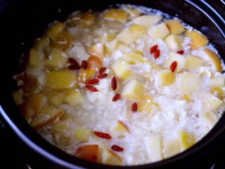 15、一碗汤+苹果百合酒酿蛋花羹,中火继续炖煮1分钟即可关火