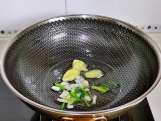 4、酱鸭腿,起油锅，加入葱白姜蒜炒出香味。