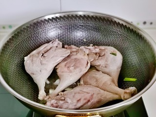 5、酱鸭腿,再加入鸭腿，小火煎5分钟，记得翻面哈。