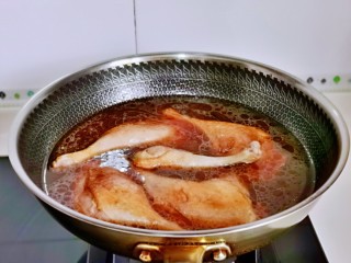 10、酱鸭腿,加入一罐啤酒，再加入适量的纯净水，没过鸭腿为佳，加入冰糖，大火烧开，转小火炖35分钟，时间可以自己掌握，适合自己的口感即可。