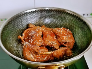 13、酱鸭腿,大火收汁至浓稠就可以啦！留一点汤汁更好吃。