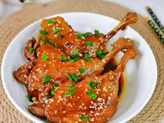 16、酱鸭腿,鸭腿入味又酥烂，色香味俱全。
