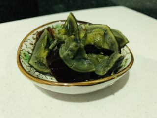 6、黄瓜皮蛋汤,切瓣；