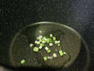 7、黄瓜皮蛋汤,锅加一勺油，大火热锅，加入葱白；