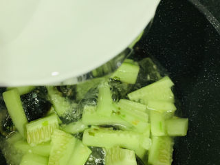 13、黄瓜皮蛋汤,加适量清水；