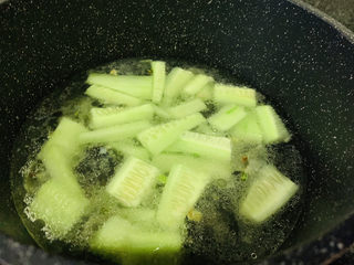 14、黄瓜皮蛋汤,搅拌均匀；