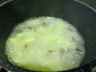 15、黄瓜皮蛋汤,大火煮开，转中火煮5分钟；