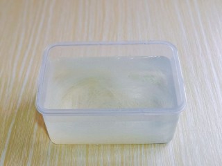 1、蒜蓉蒸大虾,龙口粉丝提前泡软。