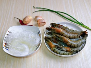 2、蒜蓉蒸大虾,准备食材。