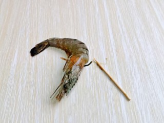 3、蒜蓉蒸大虾,黑虎虾挑出虾线。