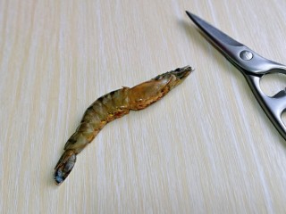 4、蒜蓉蒸大虾,再把嘘嘘头及爪子剪掉。
