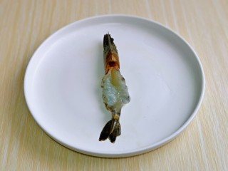 5、蒜蓉蒸大虾,把虾身上的皮去掉，头尾留下，如图。