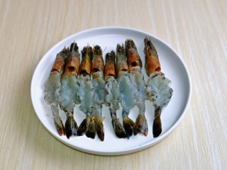 6、蒜蓉蒸大虾,依次做完，摆放在餐具中。