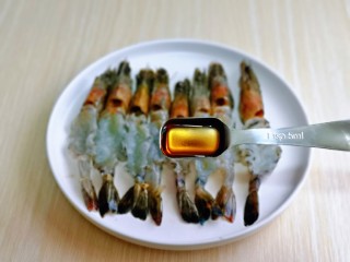 7、蒜蓉蒸大虾,加入料酒，可以适当多一点，去腥。