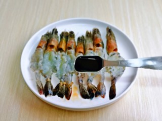 8、蒜蓉蒸大虾,再加入生抽。