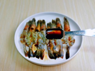 9、蒜蓉蒸大虾,加入蚝油。