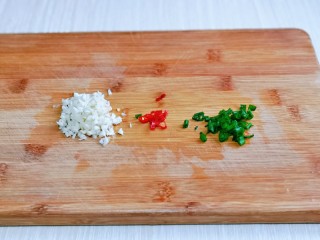 11、蒜蓉蒸大虾,葱，蒜，辣椒去皮洗干净切好。