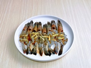 10、蒜蓉蒸大虾,再撒上提前切好的姜丝。