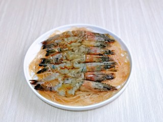 13、蒜蓉蒸大虾,再把腌制好的摆放在上面。
