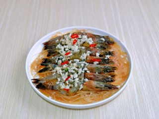 14、蒜蓉蒸大虾,撒上切好的蒜与辣椒。