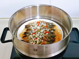 15、蒜蓉蒸大虾,入蒸锅，隔水蒸8分钟即可出锅。