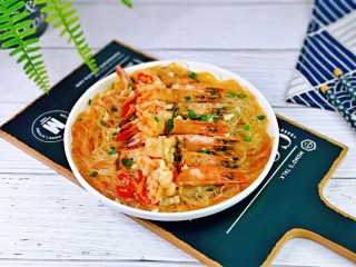 16、蒜蓉蒸大虾,取出后淋上热油，撒上葱花。