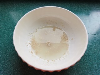 1、红糖花卷,盆里放入酵母，加水。