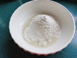 2、红糖花卷,加入面粉。