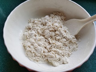 3、红糖花卷,搅拌成没有干粉的面絮。