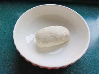 4、红糖花卷,用手揉成面团，盖上盖子或保鲜膜发酵。