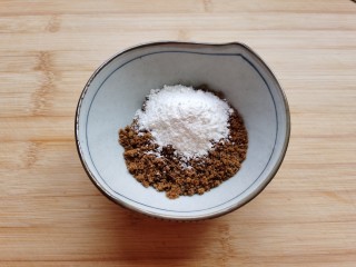 5、红糖花卷,红糖中加入面粉拌匀，红糖中添加一点面粉，蒸的时候红糖不易淌出来。