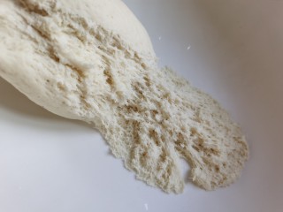 6、红糖花卷,当面团发酵到两倍大，面团内部充满蜂窝状时就发酵好了。