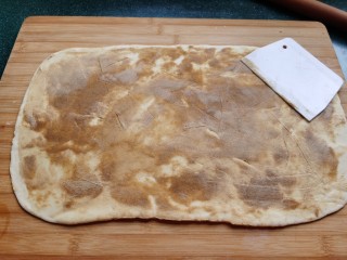 8、红糖花卷,麻酱先用香油澥开，用刮板在面片上抹上一层磨酱。