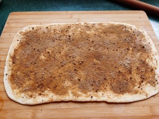 9、红糖花卷,再均匀的撒上一层红糖。