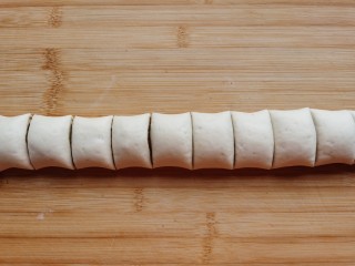 11、红糖花卷,切成相等的剂子。