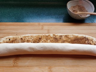 10、红糖花卷,从面片下边卷起来。