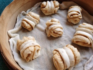 14、红糖花卷,所有花卷做好后，放入蒸锅盖上锅盖，二次醒发到花卷1.5倍大，用手指轻轻按压花卷能慢慢回弹，就可以开火蒸了。