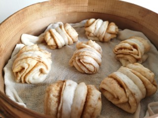 15、红糖花卷,蒸锅上汽后蒸约15分钟，关火，过五分钟再揭开锅盖，将花卷盛出。