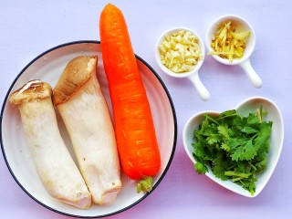 1、胡萝卜炒杏鲍菇,准备好所有食材。