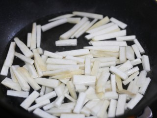 3、胡萝卜炒杏鲍菇,杏鲍菇焯水一分钟。