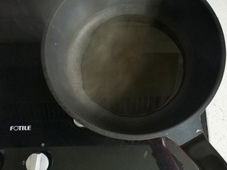 6、胡萝卜炒杏鲍菇,锅中热油，